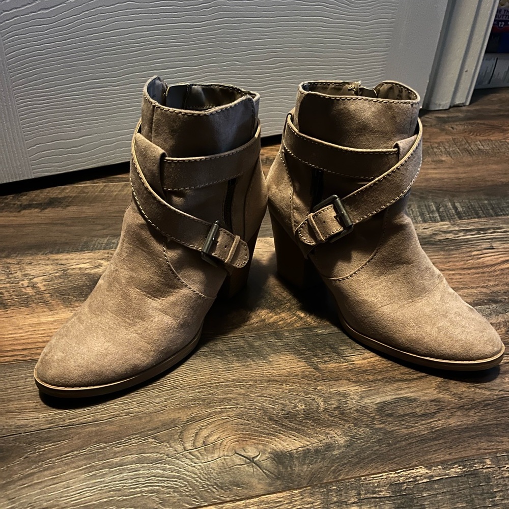 Dolcetta suede ankle booties women’s size 9